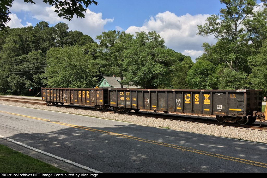 CSXT gondolas 484414 and 485784